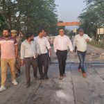 डीएम ने संजय सेतु के मरम्मत कार्य का लिया जायज़ा