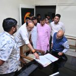 प्रभारी मंत्री ने विकास भवन स्थित कार्यालयों का किया औचक निरीक्षण,आधा दर्जन मिले अनुपस्थित,अ स्पष्टीकरण प्राप्त करने के दिये गये निर्देश